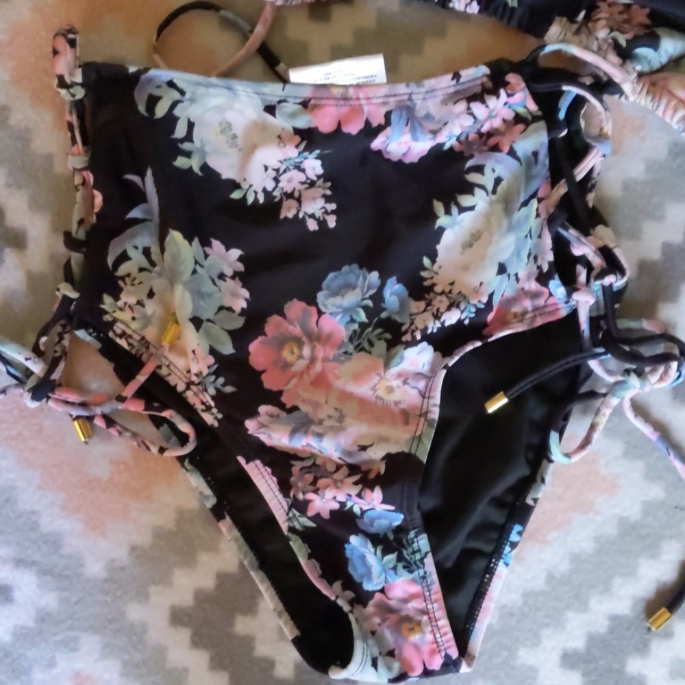 Bikini - Picture 2 of 3